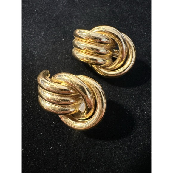 Vintage TRIFARI Classic Large Knot Shiny Gold Tone Clip Earrings - Picture 1 of 9